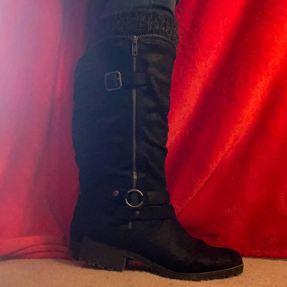 Stylish Black Heeled Boots with Buckle Detail